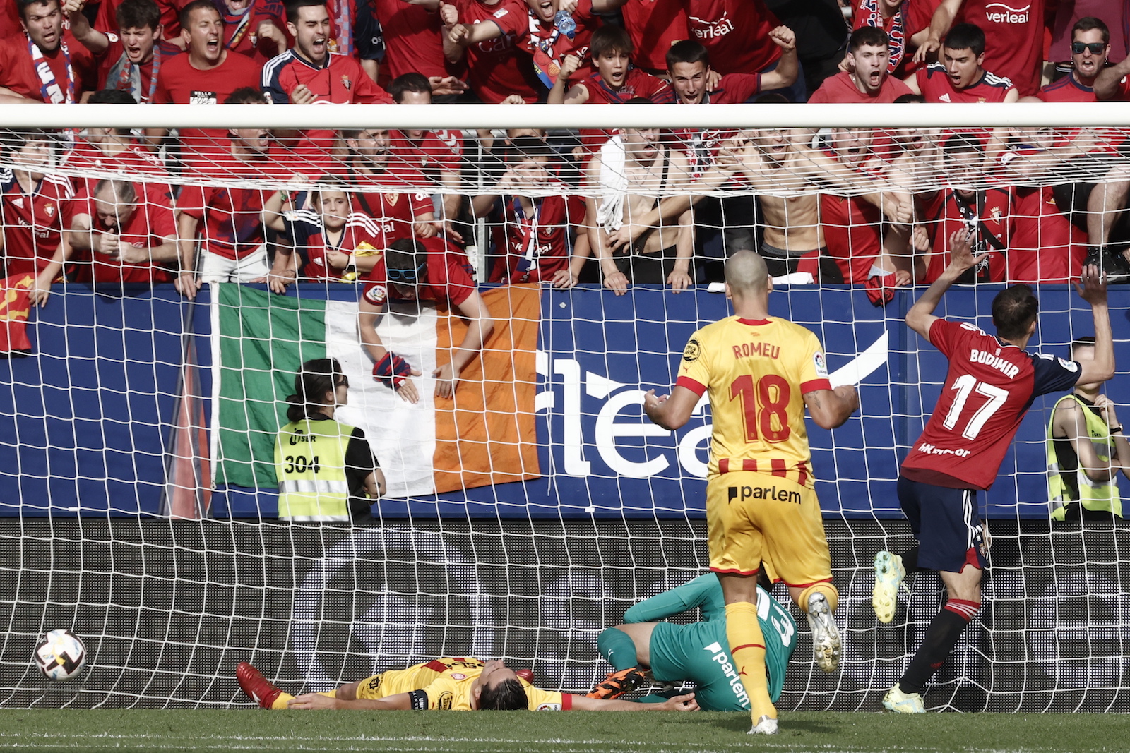 epa10673139 Osasuna's striker Ante Budimir scores the 1-0 during the Spanish LaLiga soccer match between CA Osasuna and Girona FC at El Sadar stadium in Pamplona, Navarra, Spain, 04 June 2023.  EPA/Jesus Diges