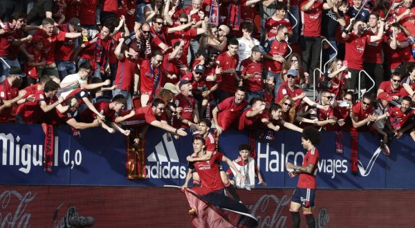 epa10673138 Osasuna's striker Ante Budimir (2-R) celebrates with his teammate Ez Abde (R) after scoring the 2-0 during the Spanish LaLiga soccer match between CA Osasuna and Girona FC at El Sadar stadium in Pamplona, Navarra, Spain, 04 June 2023.  EPA/Jesus Diges