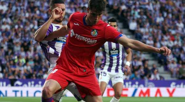 epa10673376 Valladolid's defender Javi Sanchez (L) duels for the ball with Getafe's striker Juanmi Latasa (R) during the Spanish LaLiga soccer match between Real Valladolid and Getafe CF at Jose Zorrilla stadium in Valladolid, Spain, 04 June 2023.  EPA/R. Garcia