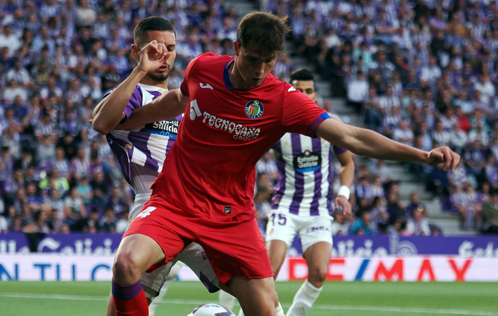 epa10673376 Valladolid's defender Javi Sanchez (L) duels for the ball with Getafe's striker Juanmi Latasa (R) during the Spanish LaLiga soccer match between Real Valladolid and Getafe CF at Jose Zorrilla stadium in Valladolid, Spain, 04 June 2023.  EPA/R. Garcia