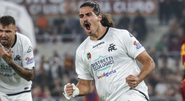 epa10673331 Spezia's Dimitrios Nikolaou celebrates after scoring the goal 0-1 during the Italian Serie A soccer match between AS Roma vs ASC Spezia in Rome, Italy, 04 June 2023.  EPA/GIUSEPPE LAMI