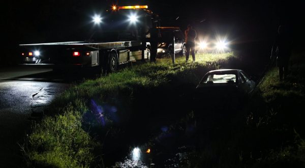 Vrgorac, 05.06.2023 - Nedaleko od Vrgorskog mosta vozaè BMW sletio je u rijeku.
Vozaè automobila u kasnim noænim satima juèer kretao se iz Vrgorca prema graniènom prijelazu Orah/Orahovlje s BiH i sletio je u pritok rijeke Matice. foto HINA/ Jure DIVIÆ/ ik