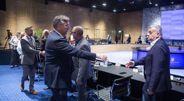 Zagreb, 05.06.2023 - Predsjednik Vlade Andrej Plenković održao je radni sastanak s predstavnicima sindikata javnih i državnih službi u Nacionalnoj i sveučilišnoj knjižnici.Na fotografiji Marin Piletić, Andrej Plenković.  foto HINA/ Daniel KASAP/dk