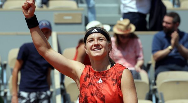 epa10675558 Karolina Muchova of Czech Republic reacts after winning against Anastasia Pavlyuchenkova of Russia in their Women's quarterfinal match during the French Open Grand Slam tennis tournament at Roland Garros in Paris, France, 06 June 2023.  EPA/TERESA SUAREZ