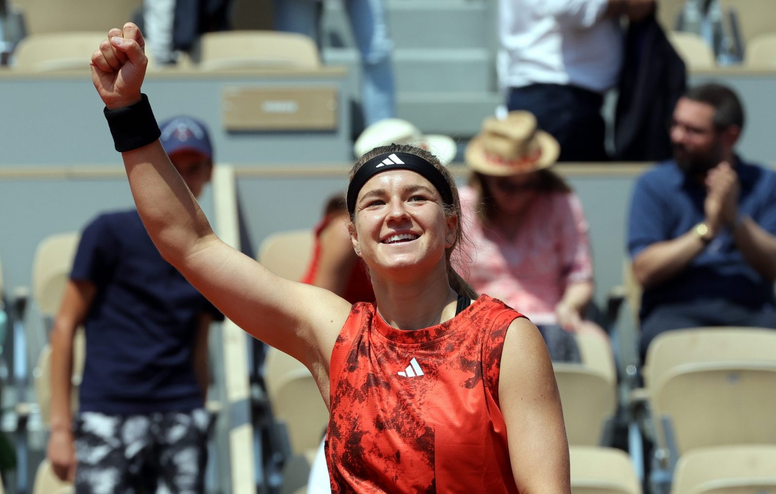epa10675558 Karolina Muchova of Czech Republic reacts after winning against Anastasia Pavlyuchenkova of Russia in their Women's quarterfinal match during the French Open Grand Slam tennis tournament at Roland Garros in Paris, France, 06 June 2023.  EPA/TERESA SUAREZ