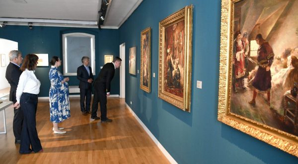 Zagreb, 06.06.2023 - Predsjednik Republike Zoran Milanoviæ obiao je u utorak u Galeriji Kloviæevi dvori izlobu "Oton Ivekoviæ  retrospektiva", kojom je dosad najsveobuhvatnije predstavljeno njegovo stvaralatvo. foto HINA/ Ured predsjednika RH/ Tomislav BULJETA/ ik