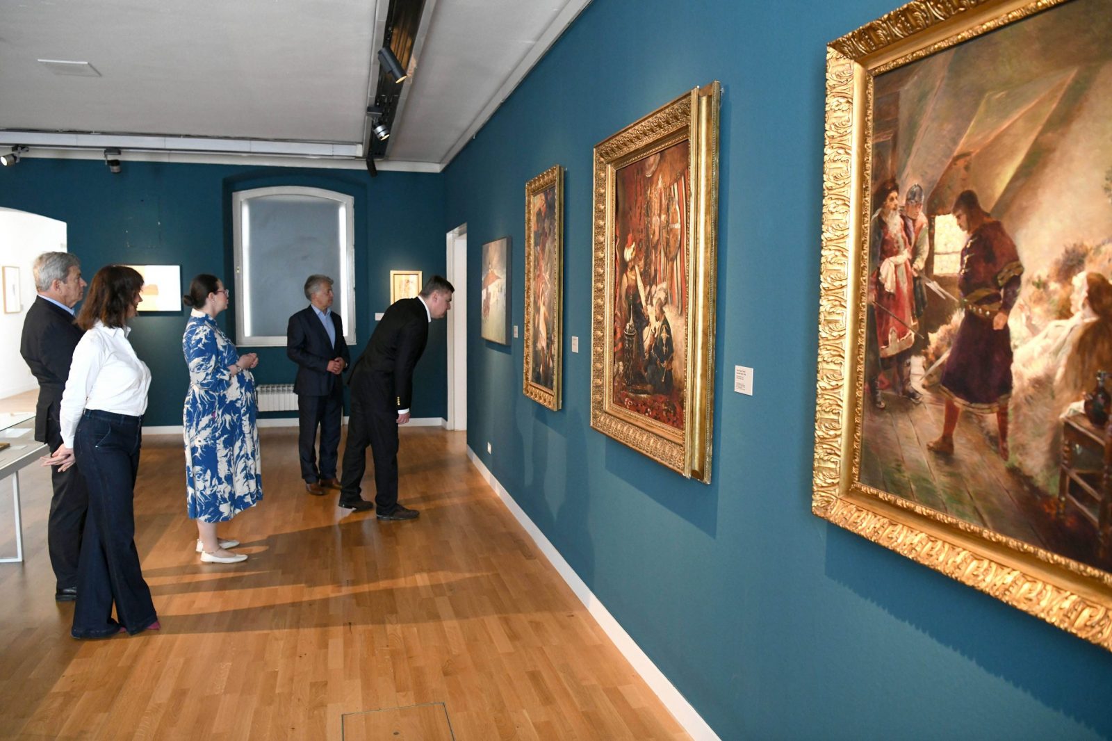 Zagreb, 06.06.2023 - Predsjednik Republike Zoran Milanoviæ obiao je u utorak u Galeriji Kloviæevi dvori izlobu "Oton Ivekoviæ  retrospektiva", kojom je dosad najsveobuhvatnije predstavljeno njegovo stvaralatvo. foto HINA/ Ured predsjednika RH/ Tomislav BULJETA/ ik