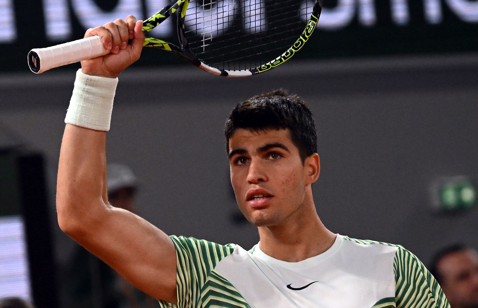 epa10676538 Carlos Alcaraz of Spain reacts as he plays Stefanos Tsitsipas of Greece in their Men's quarterfinal match during the French Open Grand Slam tennis tournament at Roland Garros in Paris, France, 06 June 2023.  EPA/CAROLINE BLUMBERG