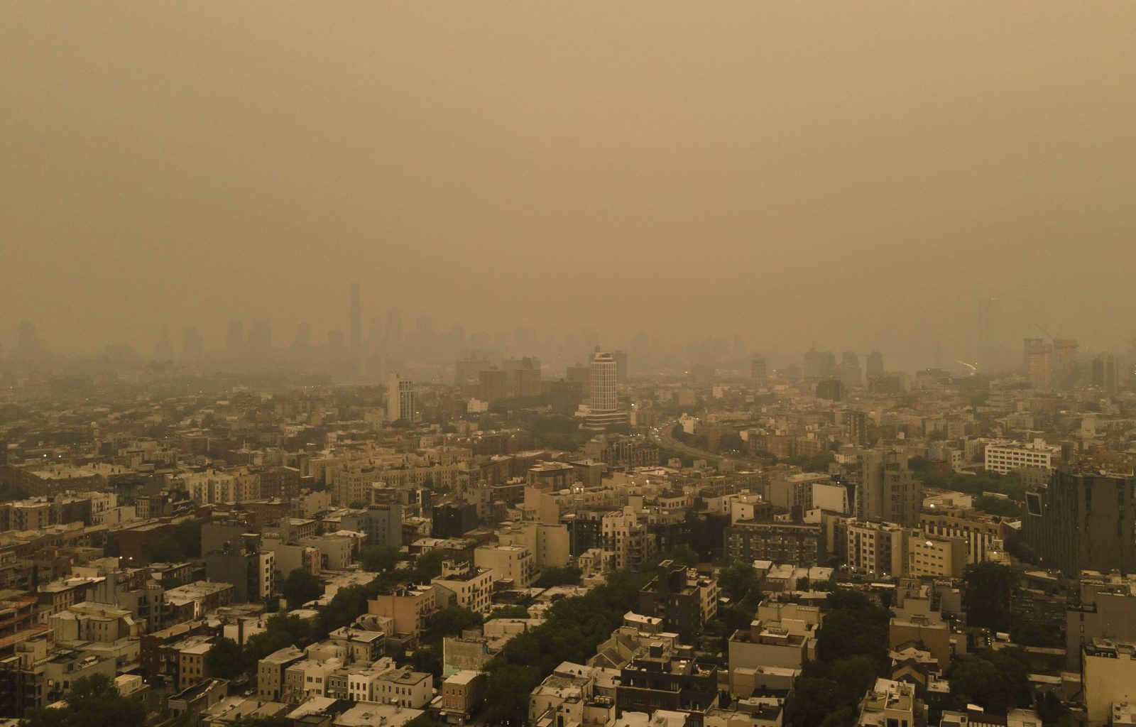 epa10676691 A view of the sky over Brooklyn and Manhattan as a haze caused by smoke from wildfires burning in Canada darkened skies over sections of the Northeastern United States, in New York, New York, USA, 06 June 2023. All of New York City was under an air quality alert on the same afternoon as result of the smoke.  EPA/JUSTIN LANE