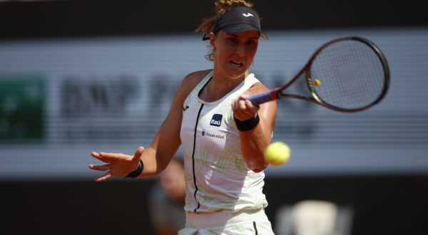 epa10677166 Beatriz Haddad Maia of Brazil plays Ons Jabeur of Tunisia in their Women's quarterfinal match during the French Open Grand Slam tennis tournament at Roland Garros in Paris, France, 07 June 2023.  EPA/YOAN VALAT