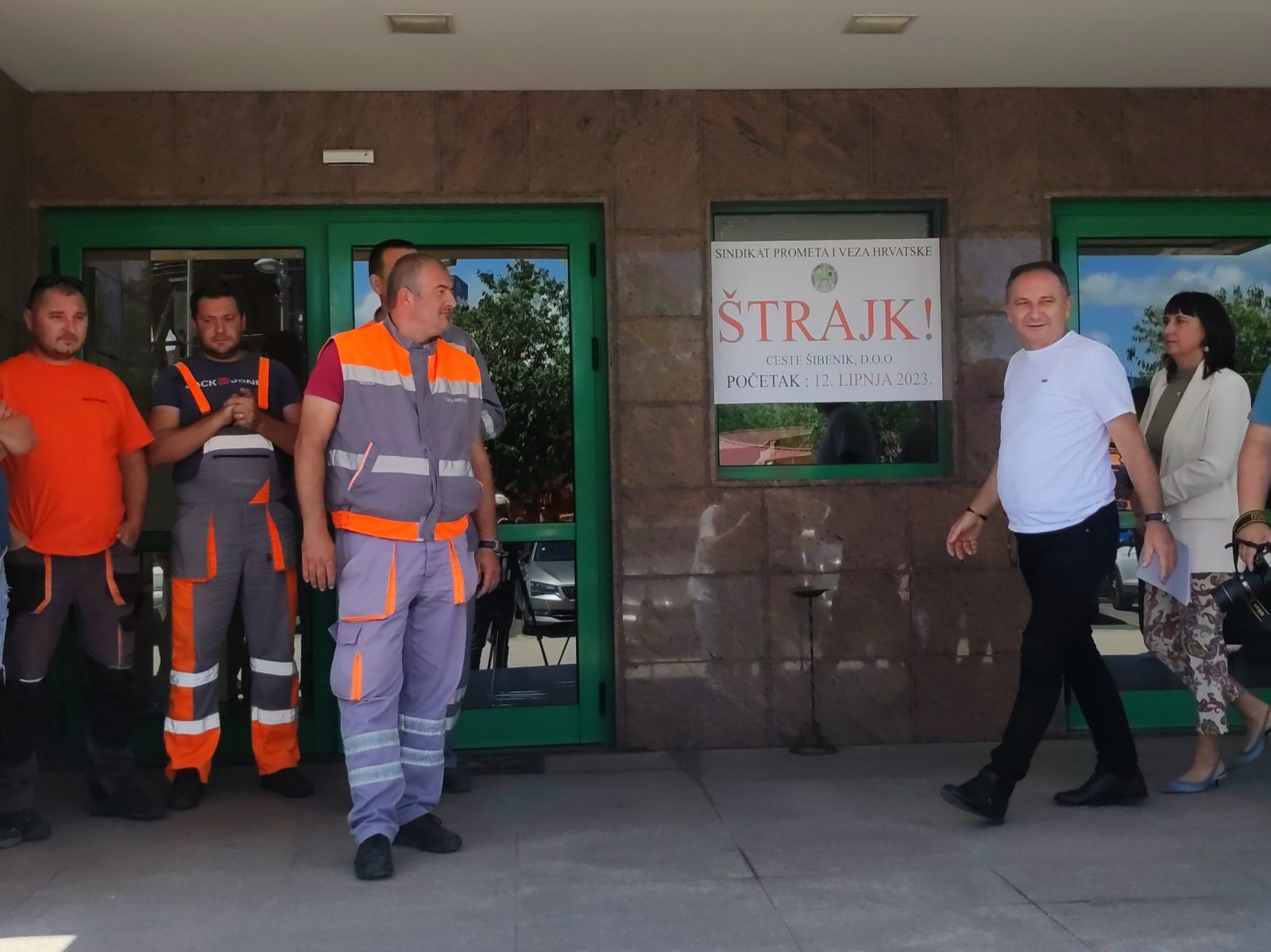 ibenik, 07.06.2023 - Sindikat prometa i veza Hrvatske najavio je u srijedu u ibeniku da u ponedjeljak, 12. lipnja u 7 sati poèinje trajk stotinjak radnika Cesta ibenik d.o.o. nakon propalog postupka mirenja i odbijanja poslodavca da pristupi kolektivnim pregovorima, uz ostalo, o poveæanju plaæe radnicima za 15 posto. Predsjednik Saveza samostalnih sindikata Hrvatske (SSSH) Mladen Novosel rekao je na konferenciji za medije odranoj ispred upravne zgrade Ceste ibenik da je SSSH poèetkom godine pokrenuo kontinuirane pregovore za poveæanje plaæa kao odgovor na galopirajuæu inflaciju, pad vrijednosti plaæa i poveæanje cijena prvenstveno prehrambenih proizvoda.  foto HINA/ Snjeana KLARIÆ/ ik