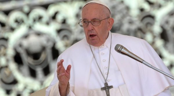 epa10677488 Pope Francis leads the weekly general audience in Saint Peter's Square, Vatican City, 07 June 2023. At the end of the General Audience, Pope Francis was admitted to Rome's Gemelli hospital where he will undergo abdominal surgery on 07 June afternoon, the Holy See announced. The pontiff is expected to remain in hospital for few days to allow for full recovery.  EPA/ETTORE FERRARI