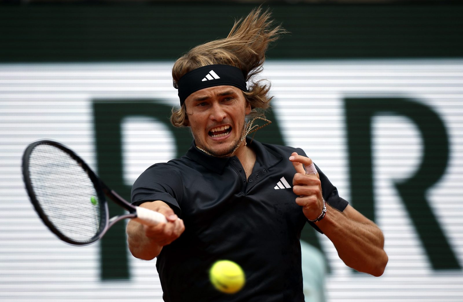 epa10677741 Alexander Zverev of Germany plays Tomas Martin Etcheverry of Argentina in their Men's quarterfinal match during the French Open Grand Slam tennis tournament at Roland Garros in Paris, France, 07 June 2023.  EPA/YOAN VALAT
