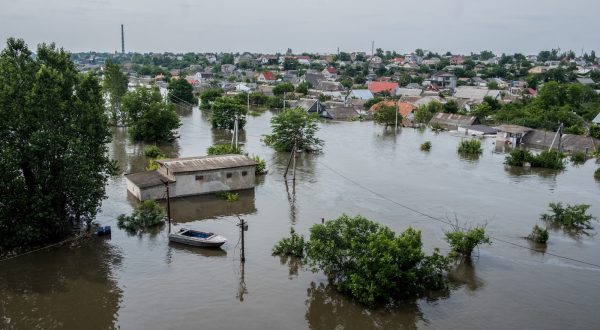 epa10678563 A general view shows a flooded area of Kherson, Ukraine, 07 June 2023. Ukraine has accused Russian forces of destroying a critical dam and hydroelectric power plant on the Dnipro River in the Kherson region along the front line in southern Ukraine on 06 June. A number of settlements were completely or partially flooded, Kherson region governor Oleksandr Prokudin said on telegram. Russian troops entered Ukraine in February 2022 starting a conflict that has provoked destruction and a humanitarian crisis.  EPA/GEORGE IVANCHENKO
