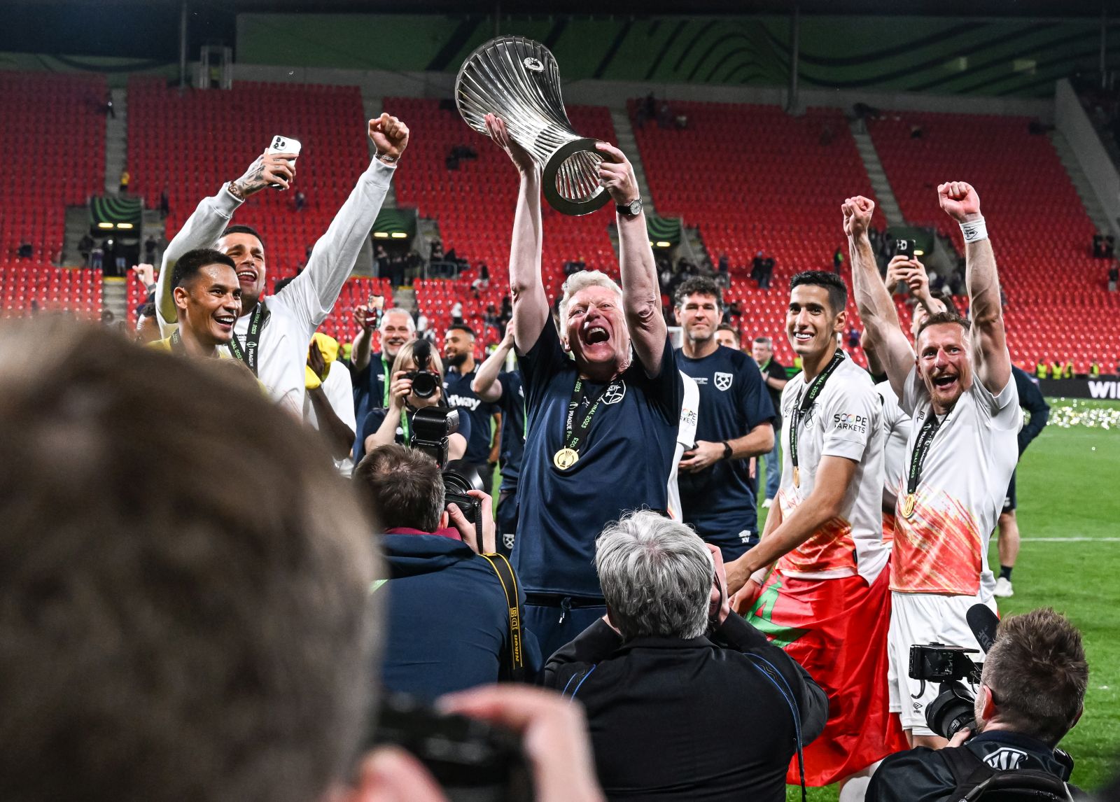epa10678623 West Ham manager David Moyes (C) and players celebrate with the trophy after winning the UEFA Europa Conference League Final soccer match between AFC Fiorentina and West Ham United, in Prague, Czech Republic, 07 June 2023.  EPA/FILIP SINGER