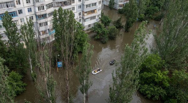 epaselect epa10678566 A general view shows residents using rubber boats as they evacuate from a flooded area of Kherson, Ukraine, 07 June 2023. Ukraine has accused Russian forces of destroying a critical dam and hydroelectric power plant on the Dnipro River in the Kherson region along the front line in southern Ukraine on 06 June. A number of settlements were completely or partially flooded, Kherson region governor Oleksandr Prokudin said on telegram. Russian troops entered Ukraine in February 2022 starting a conflict that has provoked destruction and a humanitarian crisis.  EPA/GEORGE IVANCHENKO