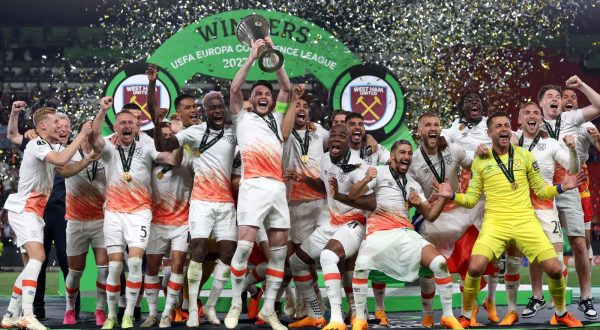 epa10678594 Team of West Ham celebrates with the trophy after winning the UEFA Europa Conference League Final soccer match between AFC Fiorentina and West Ham United, in Prague, Czech Republic, 07 June 2023.  EPA/MARTIN DIVISEK