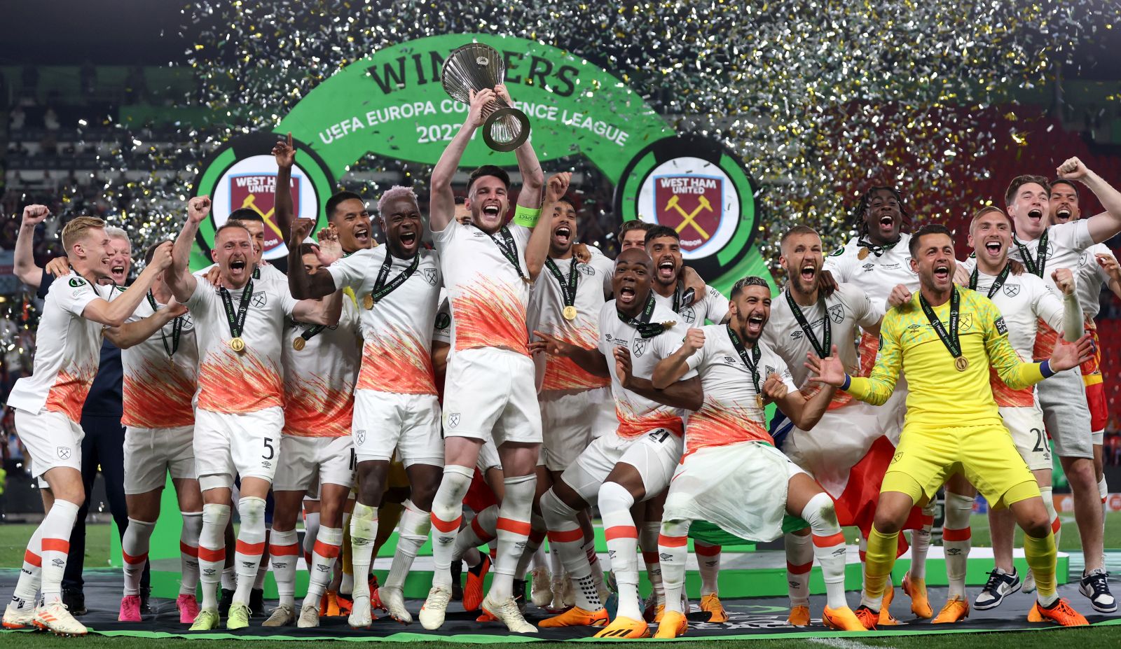 epa10678594 Team of West Ham celebrates with the trophy after winning the UEFA Europa Conference League Final soccer match between AFC Fiorentina and West Ham United, in Prague, Czech Republic, 07 June 2023.  EPA/MARTIN DIVISEK