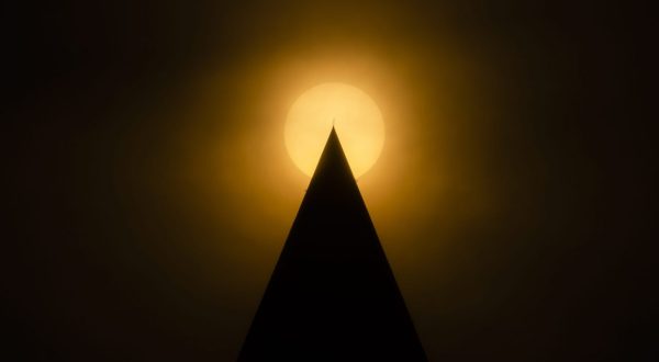 epaselect epa10678695 Smoke from Canadian wildfires casts a haze over the sun as it passes behind the tip of the Washington Monument in the evening in Washington, DC, USA, 07 June 2023. DC issued a code red air quality alert as a result of the smoke, which is affecting large portions of the northeastern United States.  EPA/JIM LO SCALZO