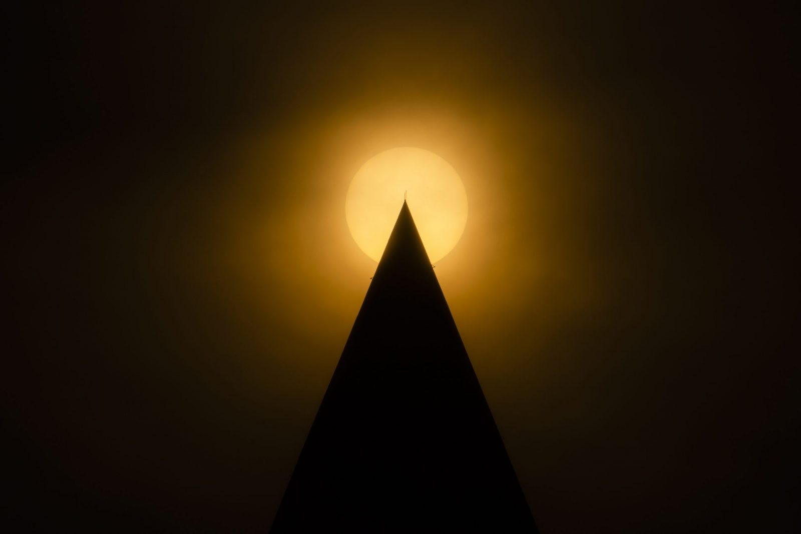 epaselect epa10678695 Smoke from Canadian wildfires casts a haze over the sun as it passes behind the tip of the Washington Monument in the evening in Washington, DC, USA, 07 June 2023. DC issued a code red air quality alert as a result of the smoke, which is affecting large portions of the northeastern United States.  EPA/JIM LO SCALZO