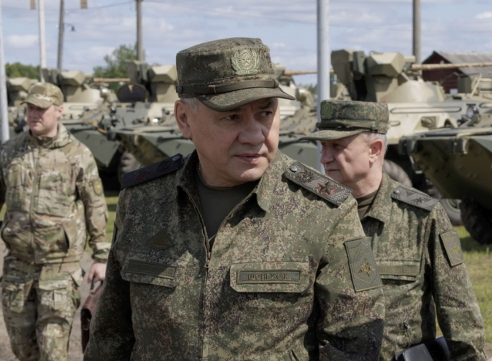 epa10679992 A handout photo made available by the Russian Defence Ministry press service shows Russia's Defense Minister Sergei Shoigu (L) visiting the arsenals and storage base of the Western Military District and checked the preparation of equipment and weapons for shipment to the zone of the special military operation, Russia, 08 June 2023. Russia's Defense Minister Sergei Shoigu announced the need to speed up the delivery of all types of military equipment to the zone of the special military operation in Ukraine.  EPA/RUSSIAN DEFENCE MINISTRY PRESS SERVICE/HANDOUT HANDOUT  HANDOUT EDITORIAL USE ONLY/NO SALES