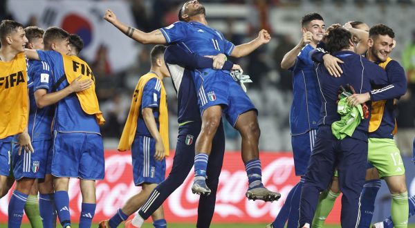 epa10680712 Players of Italy celebrate after winning the FIFA U-20 World Cup semifinal soccer match between Italy and South Korea, in La Plata, Argentina, 8 June 2023.  EPA/Juan Ignacio Roncoroni