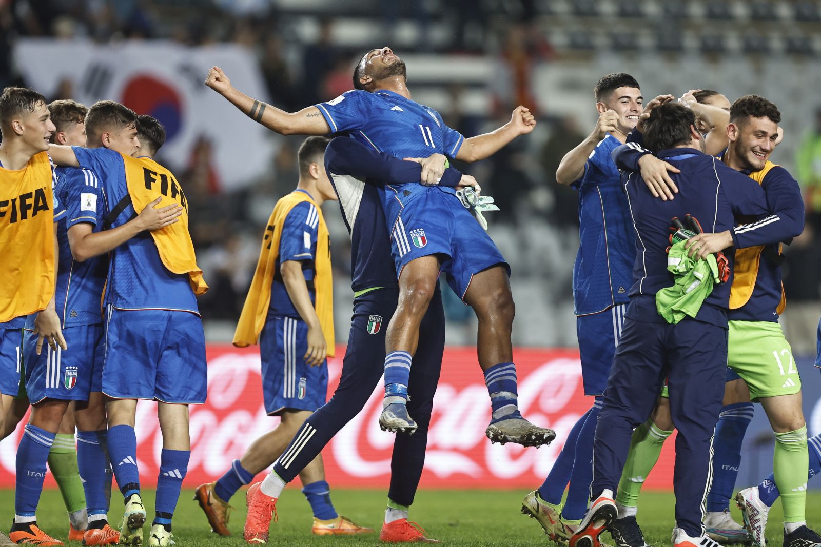 epa10680712 Players of Italy celebrate after winning the FIFA U-20 World Cup semifinal soccer match between Italy and South Korea, in La Plata, Argentina, 8 June 2023.  EPA/Juan Ignacio Roncoroni