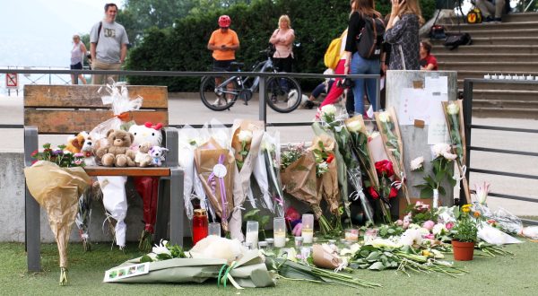 epa10681001 Tributes at the scene of a knife attack in the Paquier d'Annecy park in Annecy, France, 09 June 2023. On 08 June, a man had carried out an attack with a knife injuring at least six people who were taken to hospital, including four children. The perpetrator, a Syrian refugee seeker was arrested and remains in custody, Police said.  EPA/GREGORY ROS