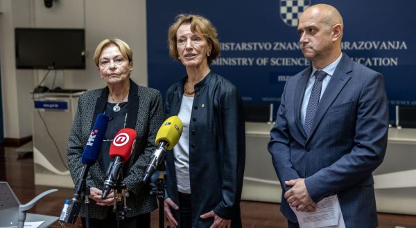 Zagreb, 9.6.2023 - Izjave za novinare u povodu posjeta predsjednice Europskoga istraživačkog vijeća Marije Leptin Republici Hrvatskoj, nakon sastanka s ministrom znanosti i obrazovanja Radovanom Fuchsom. Na slici Milena Žic Fuchs, Maria Leptin i Hrvoje Meštrić.
Foto Hina/ Dario GRZELJ/ dag