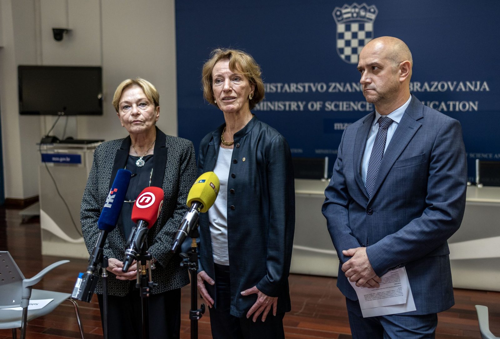 Zagreb, 9.6.2023 - Izjave za novinare u povodu posjeta predsjednice Europskoga istraživačkog vijeća Marije Leptin Republici Hrvatskoj, nakon sastanka s ministrom znanosti i obrazovanja Radovanom Fuchsom. Na slici Milena Žic Fuchs, Maria Leptin i Hrvoje Meštrić.
Foto Hina/ Dario GRZELJ/ dag