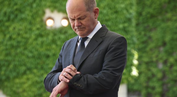epa10681181 German Chancellor Olaf Scholz looks on his watch as he waits for the arrival of Georgia's Prime Minister Irakli Garibashvili (not in the picture) at the Chancellery in Berlin, Germany, 09 June 2023. German Chancellor Olaf Scholz and Georgia's Prime Minister Irakli Garibashvili met for bilateral talks.  EPA/CLEMENS BILAN