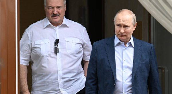 epa10681320 Russian President Vladimir Putin (R) and Belarusian President Alexander Lukashenko during their meeting at the Bocharov Ruchei residence in the resort city of Sochi, Russia 09 June 2023. Putin announced the transfer of Russian tactical nuclear weapons to Belarus to begin after July 07-08, when the construction of facilities for them is completed.  EPA/GAVRIIL GRIGOROV/SPUTNIK/KREMLIN POOL MANDATORY CREDIT