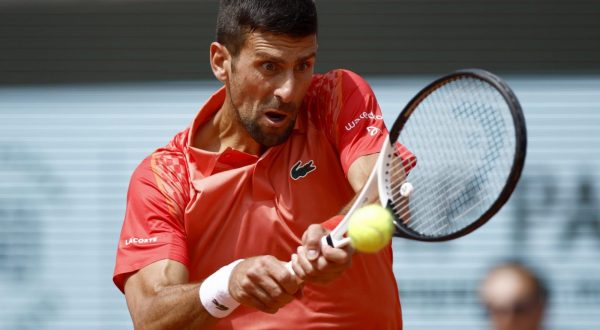 epa10681277 Novak Djokovic of Serbia plays Carlos Alcaraz of Spain in their Men's semi final match during the French Open Grand Slam tennis tournament at Roland Garros in Paris, France, 09 June 2023.  EPA/YOAN VALAT
