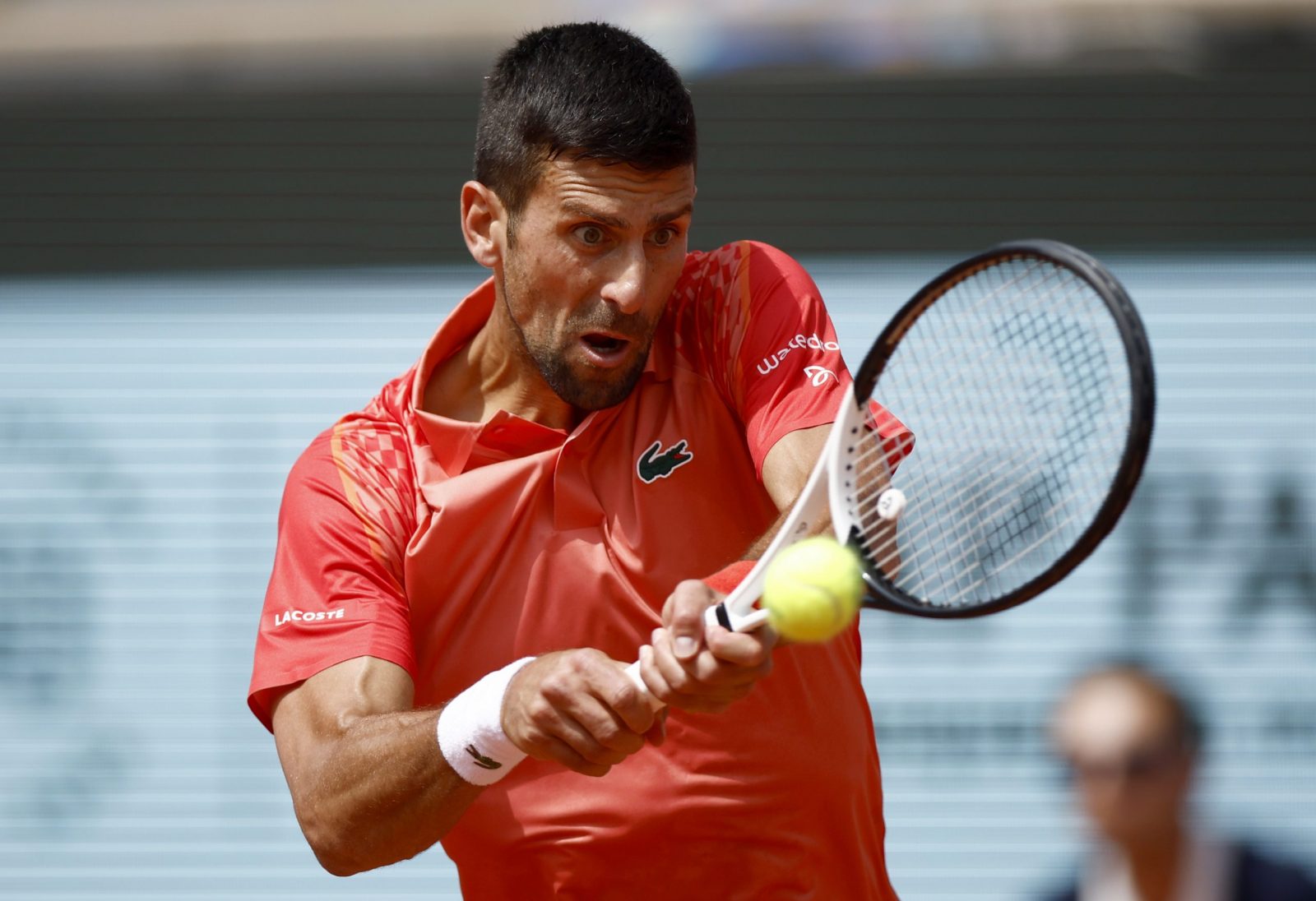 epa10681277 Novak Djokovic of Serbia plays Carlos Alcaraz of Spain in their Men's semi final match during the French Open Grand Slam tennis tournament at Roland Garros in Paris, France, 09 June 2023.  EPA/YOAN VALAT
