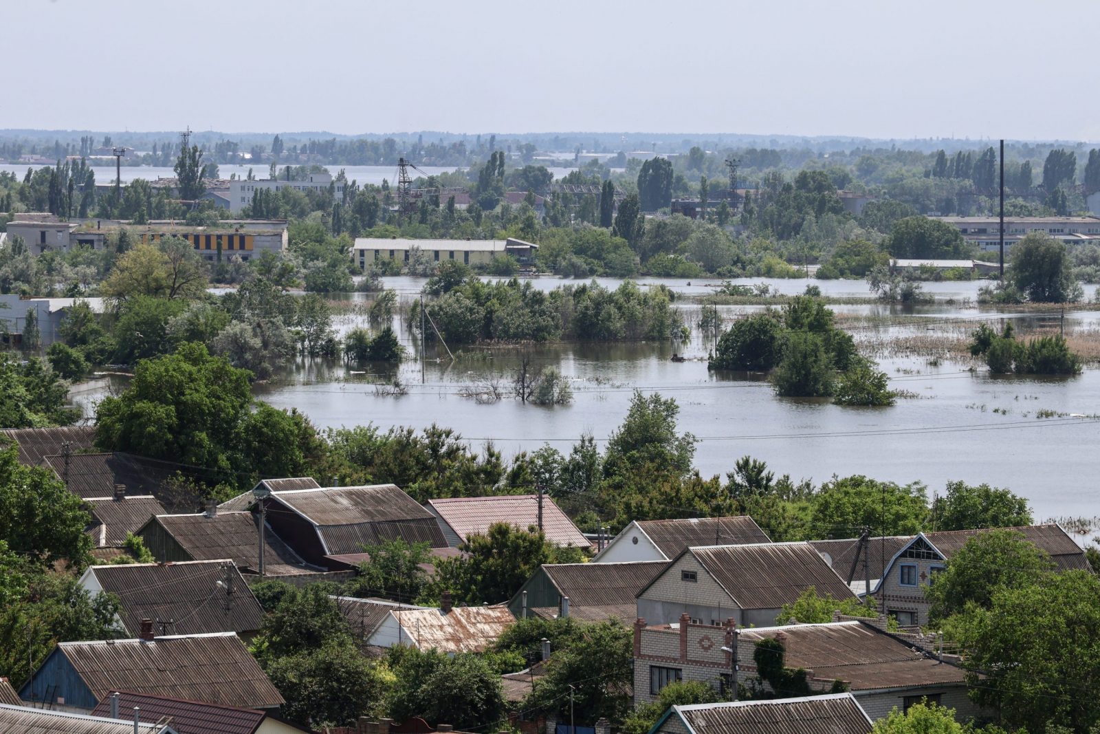 epa10681834 A general view of a flooded area in Kherson, Ukraine, 09 June 2023. Ukraine has accused Russian forces of destroying a critical dam and hydroelectric power plant on the Dnipro River in the Kherson region along the front line in southern Ukraine on 06 June, leading to the flooding of a number of settlements.  EPA/MYKOLA TYMCHENKO