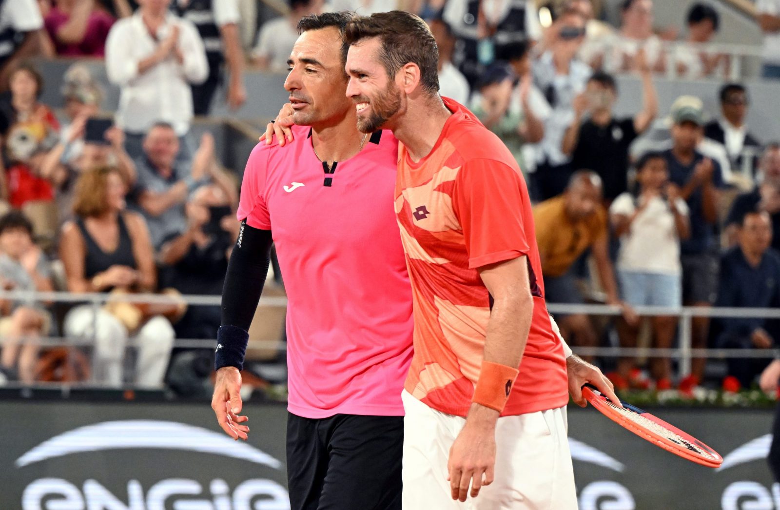 epa10684163 Austin Krajicek (R) of the USA and Ivan Dodig of Croatia react after winning against  Joran Vliegen and Sander Gille of Belgium in their Men’s Doubles final match during the French Open Grand Slam tennis tournament at Roland Garros in Paris, France, 10 June 2023.  EPA/CAROLINE BLUMBERG