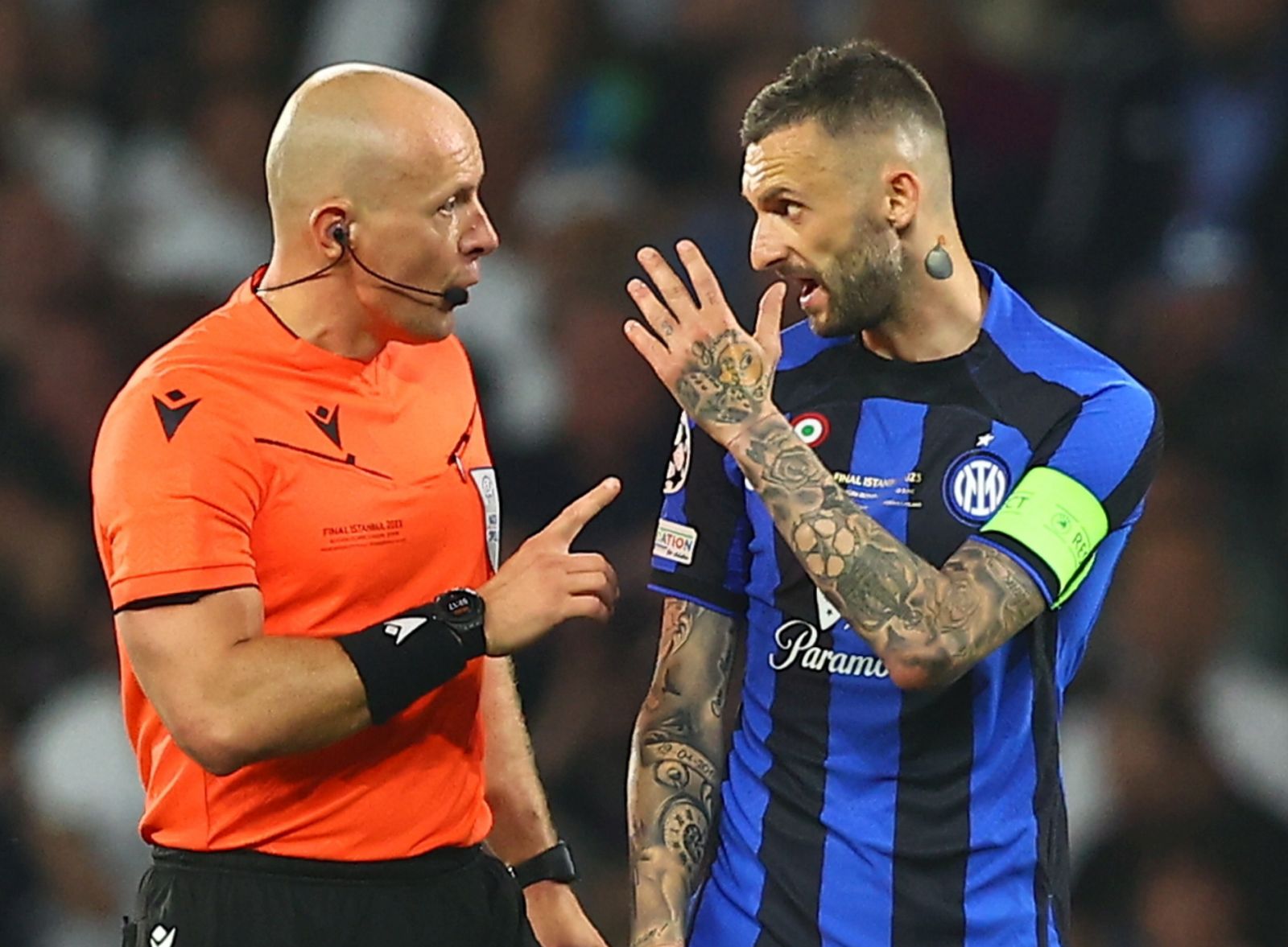 epa10684223 Referee Szymon Marciniak (L) has a word with Marcelo Brozovic (R) of Inter during the UEFA Champions League Final soccer match between Manchester City and Inter Milan, in Istanbul, Turkey, 10 June 2023.  EPA/SEDAT SUNA
