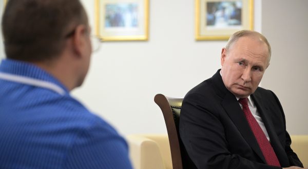 epa10687304 Russian President Vladimir Putin (R) meets with servicemen participants of the special military operation in Ukraine at the Vishnevsky Central Military Clinical Hospital in Moscow, Russia, 12 June 2023.  EPA/VLADIMIR ASTAPKOVICH / KREMLIN / POOL MANDATORY CREDIT