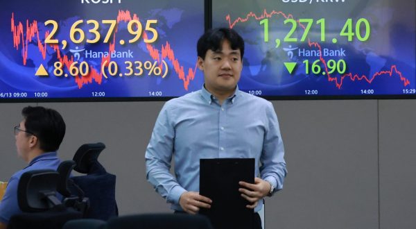 epa10687878 An electronic signboard in the dealing room of Hana Bank in Seoul, South Korea, 13 June 2023, shows the benchmark Korea Composite Stock Price Index having gained 8.60 points, or 0.33 percent, to close at 2,637.95. South Korean stocks finished higher as investors are optimistic about a rate freeze at the upcoming Federal Reserve's rate-setting meeting.  EPA/YONHAP SOUTH KOREA OUT