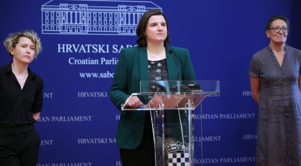 Zagreb,14.6.2023. Konferencija za medije kluba zadtupnika Možemo o zakonu o osobnim asistentima i zakon o socijalnoj skrbi.Na slici Ivana Kekin ,Jelena Miloš i Urša Raukar.foto/HINA Tomislav PAVLEK/tp
