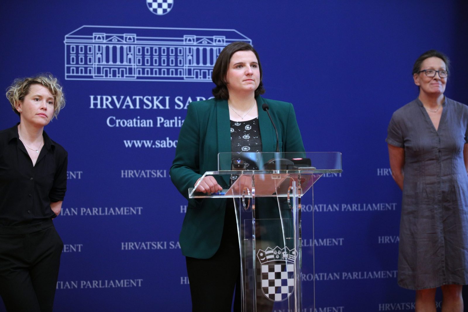 Zagreb,14.6.2023. Konferencija za medije kluba zadtupnika Možemo o zakonu o osobnim asistentima i zakon o socijalnoj skrbi.Na slici Ivana Kekin ,Jelena Miloš i Urša Raukar.foto/HINA Tomislav PAVLEK/tp