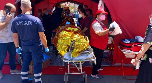 epa10690158 Paramedics of the Greek National Emergency Ambulance Service (EKAV) and members of the Greek Red Cross helps migrants upon arrival to the Kalamata's port, Greece, 14 June 2023. The bodies of at least 32 individuals were recovered, while 104 people were rescued by the Coast Guard after a fishing boat with an unidentified number of undocumented migrants on board capsized in international waters on 14 June, about 47 nautical miles southwest of Pylos in the Peloponnese. Four foreign nationals were transferred with a super puma helicopter to the hospital of Kalamata. The other rescued migrants are expected to be taken to the port of Kalamata, where preparations for their reception have been made with the assistance of the general secretariat of Civil Protection. Two coast guard patrol vessels,  a Greek Navy frigate, seven vessels that were sailing nearby, a Greek Navy helicopter and a drone continued to search for survivors.  EPA/BOUGIOTIS EVANGELOS