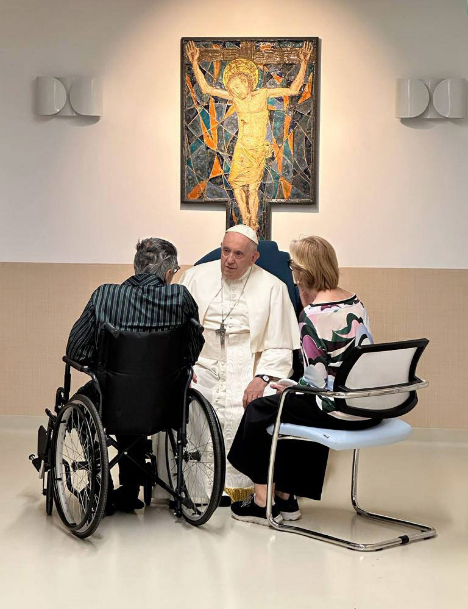 epa10692006 A handout picture provided by the Vatican Media shows Pope Francis (C) visiting the Pediatric Oncology and Child Neurosurgery Department on the tenth floor of the Gemelli Polyclinic in Rome, 15 June 2023, where the Pontiff is recovering from his abdominal surgery on 07 June.  EPA/VATICAN MEDIA HANDOUT BEST QUALITY AVAILABLE HANDOUT EDITORIAL USE ONLY/NO SALES