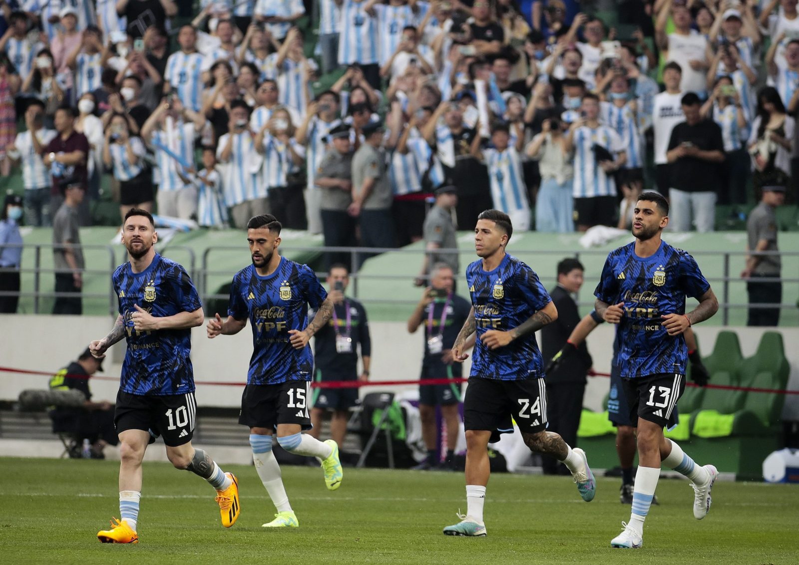 epa10692302 (L-R) Lionel Messi, Nicolas Gonzalez, Enzo Fernandez, and Cristian Romero of Argentina warm up before soccer friendly match between Argentina vs Australia in Beijing, China, 15 June 2023.  EPA/WU HAO