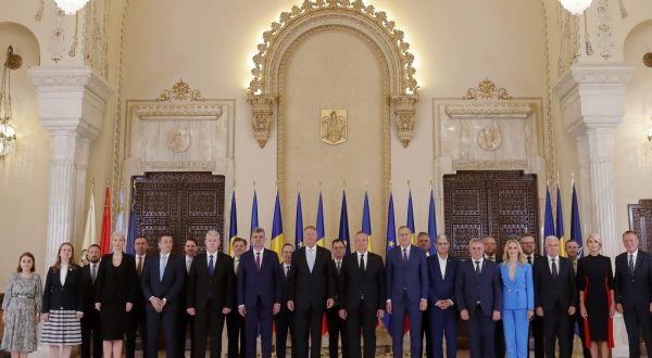 epa10692866 Romania's new Prime Minister Marcel Ciolacu (C-L), Senate's President Nicoale Cicua (C-R), Romania's President Klaus Iohannis (C, with grey tie) and all cabinet members pose for a group photo after the swearing in ceremony held at the Presidential Palace in Bucharest, Romania, 15 June 2023. Romanian President Iohannis announced on 13 June that he appointed PSD (Social Democratic Party) party leader Marcel Ciolacu as prime minister-designate to form a new government team. The ruling coalition (National Coalition for Romania) formed by the PSD (Social Democratic Party), PNL (National Liberal Party) and UDMR (Democratic Alliance of Hungarians in Romania) parties in 2021 agreed a political protocol to rule by rotating the Prime Ministers. Leader of the Social Democratic Party Marcel Ciolacu was until now the President of the Chamber of Deputies of the Romanian Parliament. Ciolacu's cabinet passed the confidence vote with 290 ballots, the minium requirement being 234 for passing.  EPA/ROBERT GHEMENT