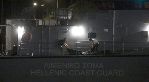 epaselect epa10691388 Greek coast guard personal carry the dead bodies of refugees and migrants from a coast guard ship following a deadly shipwreck off Pylos at the port of Kalamata, southwest of Athens, Greece, 15 June 2023. A total of 104 individuals were rescued, while 79 bodies were recovered, after a fishing boat capsized in international waters 47 nautical miles southwest of the Peloponnese coast and the town of Pylos.  EPA/YANNIS KOLESIDIS