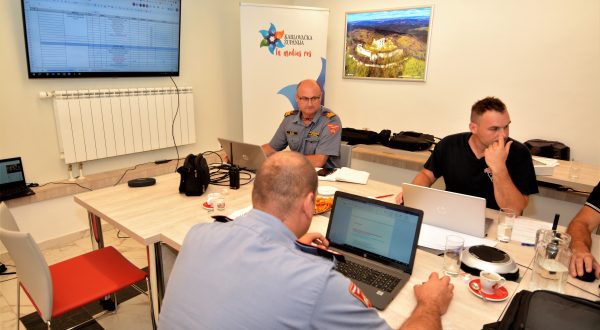Karlovac, 16.06. 2023. - Upravljanje o koordinacija u kriznim situacijama bio je u petak naglasak na vježbi "STREAM - Poplava 2023" održanoj u sjedištu Karlovačke županije. Riječ je o međuresornoj vježbi "Sigurnost 2023" održanoj na nacionalnoj razini. U slučaju Karlovačke županije, uvježbavane su zapovjedne situacije i simulacije na osnovi podataka iz nedavne poplave na karlovačkom području. Na fotografiji pripremna skupina za slučaj djelovanja u izvanrednim situacijama ugroze stanovništva.
foto HINA/ Mladen VOLARIĆ/ ml