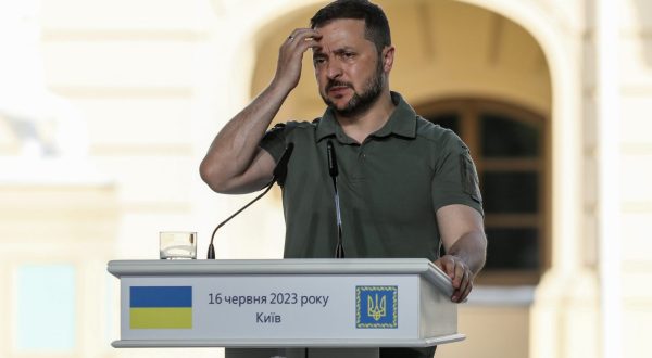 epa10695418 President of Ukraine Volodymyr Zelensky   speaks at a press conference after meeting with African leaders in Kyiv, 16 June 2023, amid the Russian invasion.  EPA/OLEG PETRASYUK