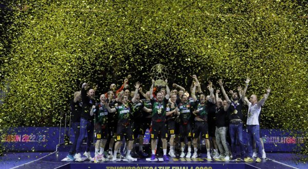 epa10698842 Magdeburg team celebrate with the trophy after winning the EHF FINAL4 Handball Champions League final match between SC Magdeburg and Barlinek Industria Kielce in Cologne, Germany, 18 June 2023.  EPA/RONALD WITTEK