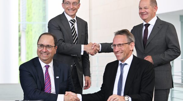 epa10699993 Intel CEO Pat Gelsinger (2L) and German Chancellor Olaf Scholz (R) and State Secretary of the German Chancellery Joerg Kukies (L) and Intel Executive Vice President Keyvan Esfarjani (R) shake hands after signing an agreement in Berlin, Germany, 19 June 2023.  German government and US chip manufacturer Intel signed an agreement on new Intel factory in Magdeburg.  